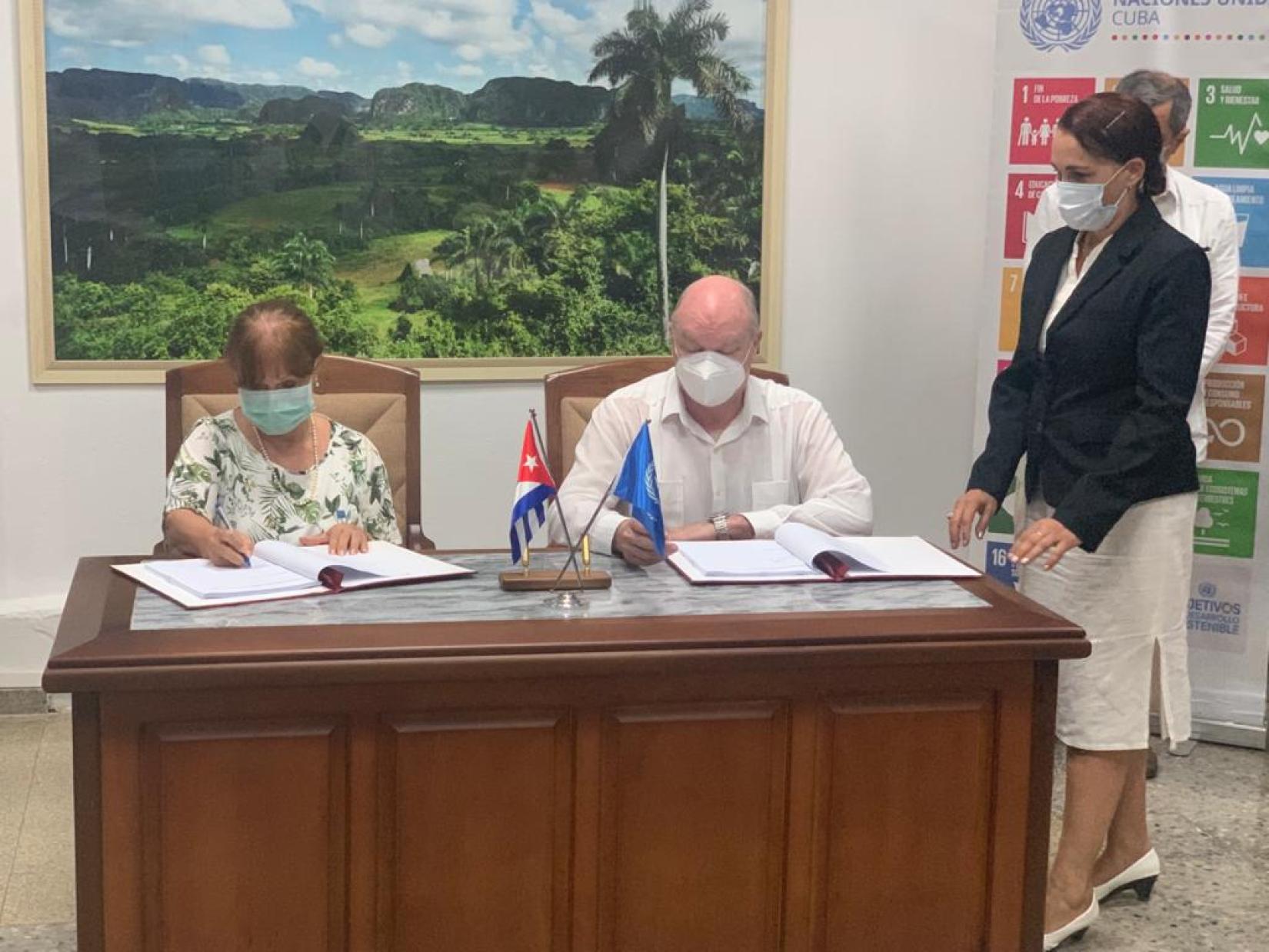 La Coordinadora Residente del SNU Consuelo Vidal y el Ministro Rodrigo Malmierca firman el MC